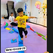 喜翻感統遊戲課平衡木關卡實景